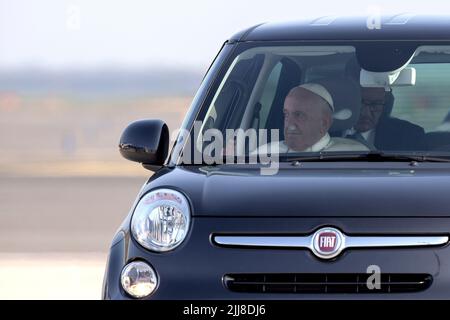 Fiumicino, Italia. 24 luglio 2022. Papa Francesco arriva all'aeroporto internazionale Leonardo da Vinci di Roma, per imbarcarsi sul suo volo per Edmonton, Canada, dove inizierà una visita pastorale di sei giorni nel paese. Credit: Maria Grazia Picciarella/Alamy Live News Foto Stock