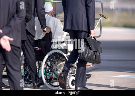 Fiumicino, Italia. 24 luglio 2022. Papa Francesco si inchera sull'aereo all'aeroporto internazionale Leonardo da Vinci di Roma, per il suo volo a Edmonton, in Canada, dove inizierà una visita pastorale di sei giorni. Credit: Maria Grazia Picciarella/Alamy Live News Foto Stock