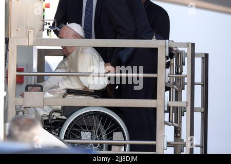 Fiumicino, Italia. 24 luglio 2022. Papa Francesco si inchera sull'aereo all'aeroporto internazionale Leonardo da Vinci di Roma, per il suo volo a Edmonton, in Canada, dove inizierà una visita pastorale di sei giorni. Credit: Maria Grazia Picciarella/Alamy Live News Foto Stock