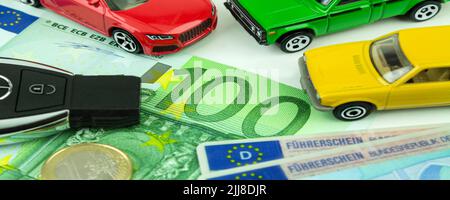 Kosten für Energie und Verkehr in Deutschland mit Führerschein, Autoschlüssel und Euro rot grün gelb Foto Stock