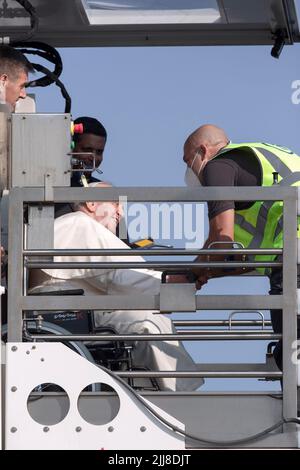 Fiumicino, Italia. 24 luglio 2022. Papa Francesco si inchera sull'aereo all'aeroporto internazionale Leonardo da Vinci di Roma, per il suo volo a Edmonton, in Canada, dove inizierà una visita pastorale di sei giorni. Credit: Maria Grazia Picciarella/Alamy Live News Foto Stock