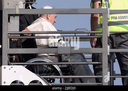 Fiumicino, Italia. 24 luglio 2022. Papa Francesco si inchera sull'aereo all'aeroporto internazionale Leonardo da Vinci di Roma, per il suo volo a Edmonton, in Canada, dove inizierà una visita pastorale di sei giorni. Credit: Maria Grazia Picciarella/Alamy Live News Foto Stock