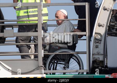 Fiumicino, Italia. 24 luglio 2022. Papa Francesco si inchera sull'aereo all'aeroporto internazionale Leonardo da Vinci di Roma, per il suo volo a Edmonton, in Canada, dove inizierà una visita pastorale di sei giorni. Credit: Maria Grazia Picciarella/Alamy Live News Foto Stock