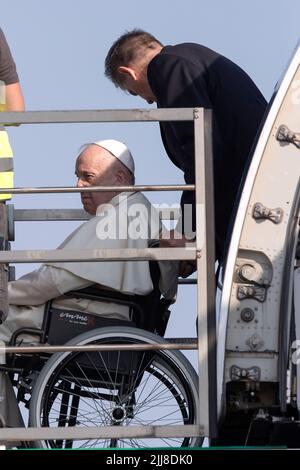 Fiumicino, Italia. 24 luglio 2022. Papa Francesco si inchera sull'aereo all'aeroporto internazionale Leonardo da Vinci di Roma, per il suo volo a Edmonton, in Canada, dove inizierà una visita pastorale di sei giorni. Credit: Maria Grazia Picciarella/Alamy Live News Foto Stock