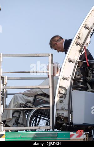 Fiumicino, Italia. 24 luglio 2022. Papa Francesco si inchera sull'aereo all'aeroporto internazionale Leonardo da Vinci di Roma, per il suo volo a Edmonton, in Canada, dove inizierà una visita pastorale di sei giorni. Credit: Maria Grazia Picciarella/Alamy Live News Foto Stock