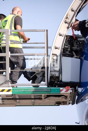 Fiumicino, Italia. 24 luglio 2022. Papa Francesco si inchera sull'aereo all'aeroporto internazionale Leonardo da Vinci di Roma, per il suo volo a Edmonton, in Canada, dove inizierà una visita pastorale di sei giorni. Credit: Maria Grazia Picciarella/Alamy Live News Foto Stock