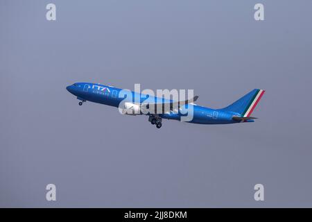 Fiumicino, Italia. 24 luglio 2022. Papa Francesco parte da Edmonton, Canada, dove inizierà una visita pastorale di sei giorni, dall'aeroporto internazionale Leonardo da Vinci di Roma. Credit: Maria Grazia Picciarella/Alamy Live News Foto Stock