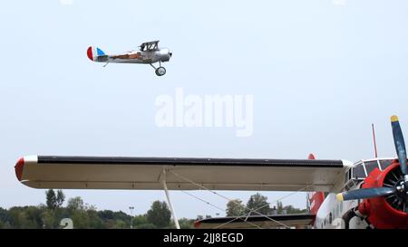 KAUNAS / LITUANIA - 10 agosto 2019: Esposizione di volo di aerei d'epoca Nieuport 24 all'esposizione aerea in Aleksotas Airfield, Kaunas, Lituania Foto Stock