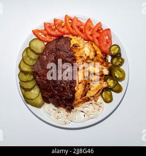Mescolare piatto di pollo e carne di manzo in un ristorante Foto Stock