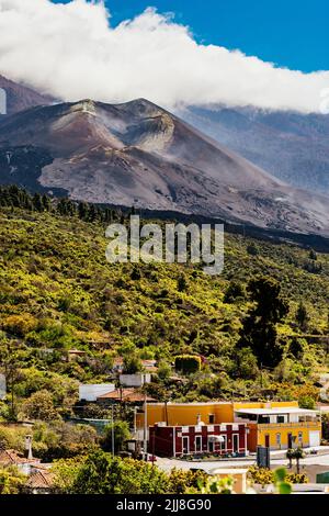 Cono del vulcano Tajogaite visto da Tajuya. L'eruzione vulcanica iniziò il 19 settembre 2021, nella zona di Cabeza de Vaca. L'eruzione terminò a Decem Foto Stock
