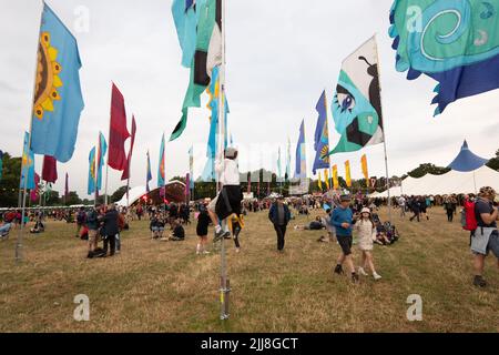 Bluedot festival Cheshire di fronte al famoso telescopio Lovell. Che si svolge tra il 21 e il 24 luglio presso il sito patrimonio mondiale dell'UNESCO, Jodrell Bank, Cheshire Regno Unito, Bluedot è un festival di tre giorni di scoperta che è un mix di artisti, relatori, scienziati e artisti in un evento diverso da qualsiasi sulla terra. L'evento di quest'anno è stato affiancato da Groove Armada (venerdì), Metronomy (sabato), Mogwai (sabato) con Björk che ha in testa la domenica sera con un'esibizione iconica con l'Orchestra Hallé. L'impressionante fattura inoltre presenta le prestazioni e le conversazioni da Tim Peake, professor Jim al-Kha Foto Stock