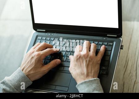 il prodotto esamina online la digitazione remota delle mani del lavoro Foto Stock