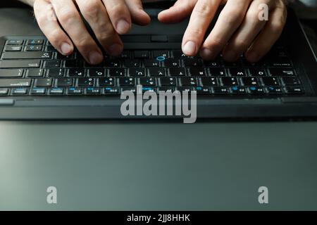 autore freelance boofreader copywriter man digitando Foto Stock