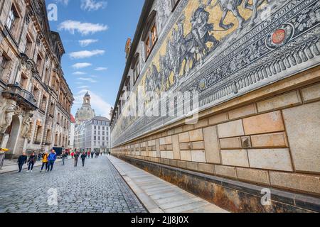 Fuerstenzug, un murale in porcellana raffigurante gli imperatori sassoni di Dresda. Murale lungo in porcellana. Ubicazione: Dresda, stato della Sassonia, Germa Foto Stock