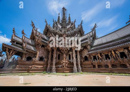 Il Santuario della verità è un monumento in stile tempio buddista a Pattaya, nella provincia di Chonburi. L'edificio è in costruzione dal 1981 Foto Stock