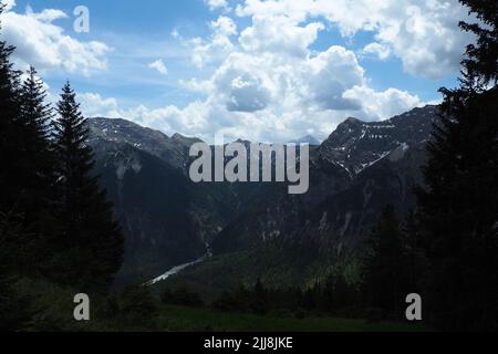 Vista panoramica sulle foreste di abeti sullo sfondo della catena montuosa del Karwendel, Austria Foto Stock