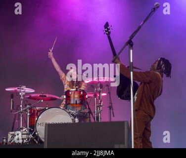 Metronomy (Anna Prior e Olugbenga Adelekan) che si esibisce al Lovell Stage Blue Dot Festival sabato 23nd luglio 2022. Che si svolge tra il 21 e il 24 luglio presso il sito patrimonio mondiale dell'UNESCO, Jodrell Bank, Cheshire United Kingdom, Foto: Alvaro Velazquez. www.worldwidefeatures.com Foto Stock