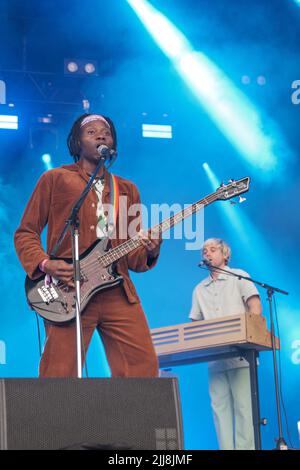 Metronomy (Olugbenga Adelekan, Oscar Cash) che si esibisce al Lovell Stage Blue Dot Festival sabato 23nd luglio 2022. Che si svolge tra il 21 e il 24 luglio presso il sito patrimonio mondiale dell'UNESCO, Jodrell Bank, Cheshire Regno Unito, Foto: Alvaro Velazquez. www.worldwidefeatures.com Foto Stock