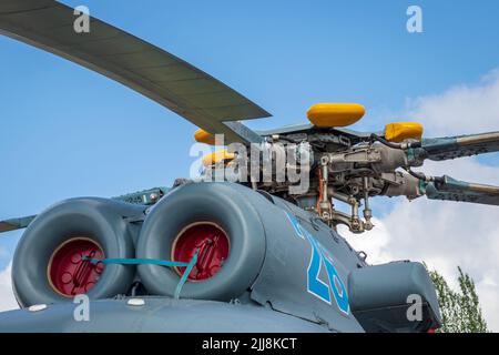 SIAULIAI / LITUANIA - 27 luglio 2019: Vista dei motori e della testa del rotore dell'elicottero lituano dell'Aeronautica militare mi-8T Foto Stock