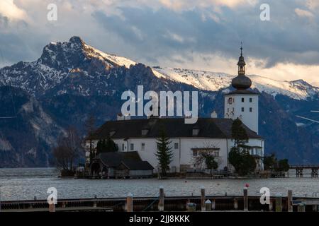 Lago Traunsee e castello Schloss Orth sull'isola di Gmunden, nei pressi di Salisburgo, Salzkammergut, Austria Foto Stock