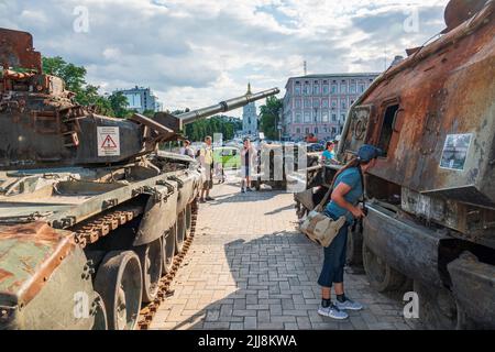 2022-07-21 Kiev, Ucraina. I cittadini ucraini guardano alla guerra russa distrutta durante la mostra nella piazza Mikhailivskiy nel centro di Kyiv Foto Stock