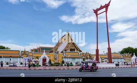 Bangkok Thailandia 2022 luglio, Wat Suthat Thepwararam Ratchahawihan tempio nella città vecchia di Bangkok con Tuk Tuk di fronte Foto Stock