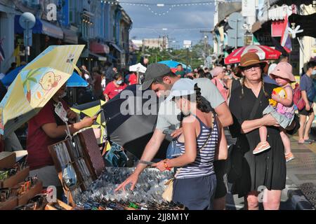 I turisti occidentali che acquistano al mercato della strada pedonale di Domenica, Thalang Road, nell'area della Citta' Vecchia di Phuket, Tailandia Foto Stock