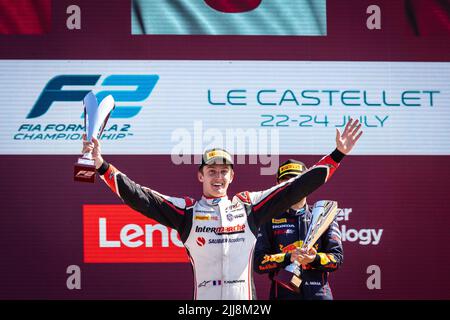 Podio, Pourchaire Theo (fra), ART Grand Prix, Dallara F2, ritratto nel corso del round 9th del Campionato FIA di Formula 2 2022, dal 22 al 24 luglio 2022 sul circuito Paul Ricard, a le Castellet, Francia - Foto: Sebastian Rozendaal/DPPI/LiveMedia Foto Stock