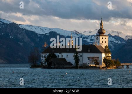 Lago Traunsee e castello Schloss Orth sull'isola di Gmunden, nei pressi di Salisburgo, Salzkammergut, Austria Foto Stock