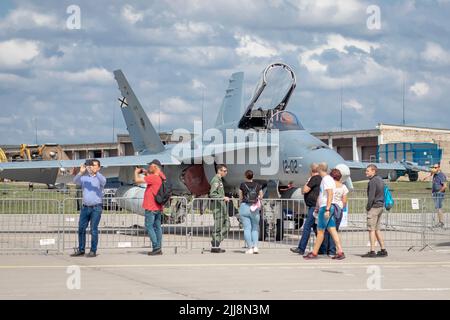 SIAULIAI / LITUANIA - 27 luglio 2019: Air Force spagnola McDonnell Douglas F/A-18 Hornet caccia jet esposizione statica aereo in air show Foto Stock