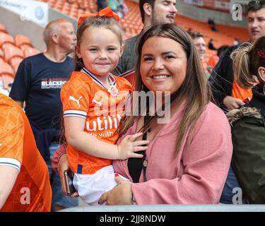 I tifosi di Blackpool sono pieni di sorrisi prima del calcio d'inizio Foto Stock