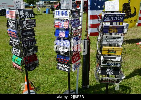 Adesivi politici paraurti che rappresentano la destra, conservatori e bianco opinioni nazionaliste, in vendita a Metaline Falls, Washington state, USA. Foto Stock