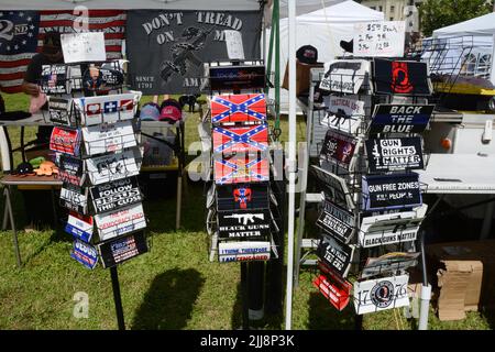 Adesivi politici paraurti che rappresentano la destra, conservatori e bianco opinioni nazionaliste, in vendita a Metaline Falls, Washington state, USA. Foto Stock