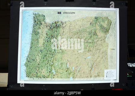 Una mappa con spille che mostra le località degli avvistamenti di Sasquatch in Oregon in mostra al Metaline Falls Bigfoot Festival, nello stato di Washington, USA. Foto Stock