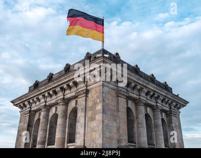 La bandiera tedesca Flying in cima al Reichstag a Berlino, Germania Foto Stock