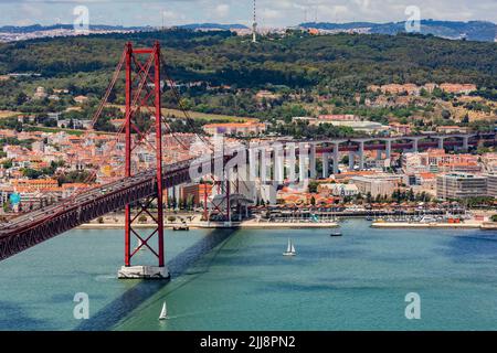 Il ponte sospeso rosso dell'aprile 25 sul fiume Tago è una struttura monumentale, Almada, Lisbona, Portogallo Foto Stock