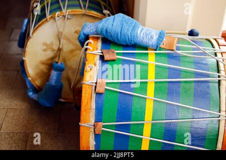 particolare degli strumenti percussivi caratteristici della festa del rosario Foto Stock