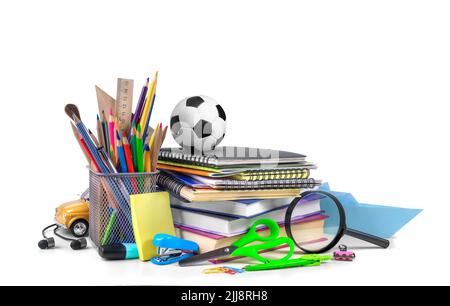 Le forniture scolastiche sono isolate su uno sfondo bianco Foto Stock