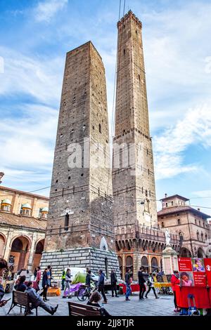 Bologna - 12 ottobre 2016: Torri Asinelli e Garisenda a Bologna. Famoso punto di riferimento della città Foto Stock