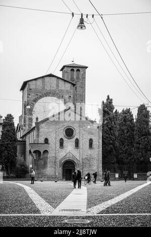 Bologna, Italia - 13 ottobre 2016: Piazza e basilica di Santo Stefano a Bologna. Fotografia in bianco e nero Foto Stock