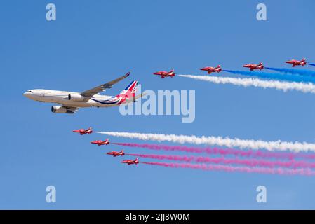 RAF Airbus A330 Vespina guida le frecce rosse al Royal International Air Tattoo, RIAT Airshow, Gloucestershire, Regno Unito. Sistema di bandiera della British Union Foto Stock