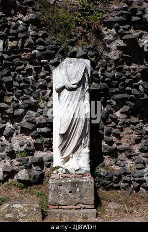 Frammenti di tombe si trovano lungo la Via Appia Antica, una delle principali strade antiche che si dirigono a sud di Roma. Foto Stock