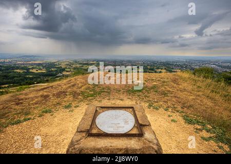 Il Topscope su Leckhampton Hill si affaccia Cheltenham Spa con un avvicinamento Thunderstorm, Gloucestershire, Inghilterra Foto Stock