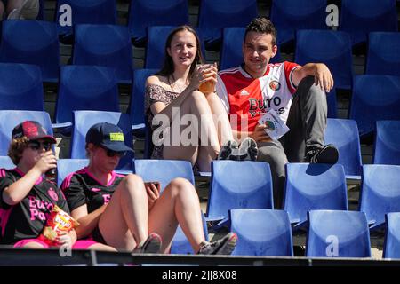 Rotterdam - sostenitori di Feyenoord durante la partita tra Feyenoord e Olympique Lyon allo Stadion Feijenoord De Kuip il 24 luglio 2022 a Rotterdam, Paesi Bassi. (Da Box a Box Pictures/Tom Bode) Foto Stock