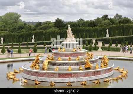 VERSAILLES / FRANCIA - 16 giugno 2019: Fontana di Latona nel parco della reggia di Versailles vicino a Parigi Foto Stock