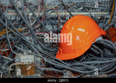 cavi ingombranti linee elettriche e di comunicazione con elmetto di sicurezza per elmetto di sicurezza per lavoratori ingegneri. Foto Stock