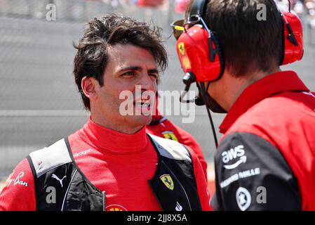 Le Castellet, Francia. 24th luglio 2022. Carlos Sainz Jr (ESP) Ferrari in griglia. 24.07.2022. Formula 1 World Championship, Rd 12, Gran Premio di Francia, Paul Ricard, Francia, Giorno di gara. Il credito fotografico dovrebbe essere: XPB/Press Association Images. Credit: XPB Images Ltd/Alamy Live News Foto Stock