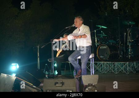 Ascea, Italia. 23rd luglio 2022. Roberto Vecchioni, cantautore, scrittore, poeta ed ex insegnante italiano, presenta “l'Infinito Tour”, un grande spettacolo di canzoni, immagini e monologhi che darà al pubblico una performance intensa ed emozionante ad Ascea, Italia, il 23 luglio 2022. (Foto di Mariano Montella/Pacific Press/Sipa USA) Credit: Sipa USA/Alamy Live News Foto Stock