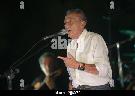 Ascea, Italia. 23rd luglio 2022. Roberto Vecchioni, cantautore, scrittore, poeta ed ex insegnante italiano, presenta “l'Infinito Tour”, un grande spettacolo di canzoni, immagini e monologhi che darà al pubblico una performance intensa ed emozionante ad Ascea, Italia, il 23 luglio 2022. (Foto di Mariano Montella/Pacific Press/Sipa USA) Credit: Sipa USA/Alamy Live News Foto Stock