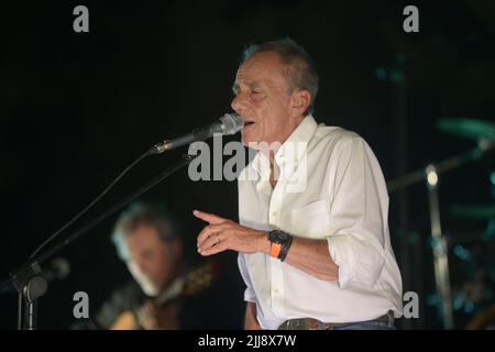 Ascea, Italia. 23rd luglio 2022. Roberto Vecchioni, cantautore, scrittore, poeta ed ex insegnante italiano, presenta “l'Infinito Tour”, un grande spettacolo di canzoni, immagini e monologhi che darà al pubblico una performance intensa ed emozionante ad Ascea, Italia, il 23 luglio 2022. (Foto di Mariano Montella/Pacific Press/Sipa USA) Credit: Sipa USA/Alamy Live News Foto Stock